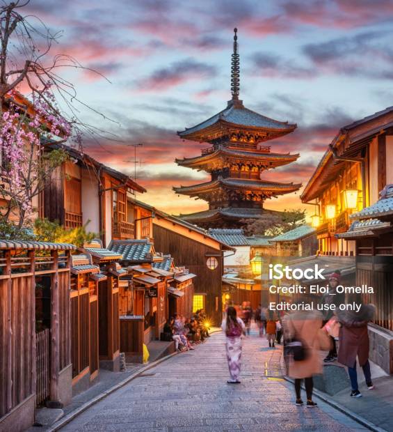 istockphoto-1149107495-2048×2048 27 march 2019 - Kyoto, Japan: Yasaka Pagoda and Sannen Zaka Street, Kyoto, Japan. Tourists wander down the narrow streets of the Higashiyama District neighbourhood in Kyoto, Japan